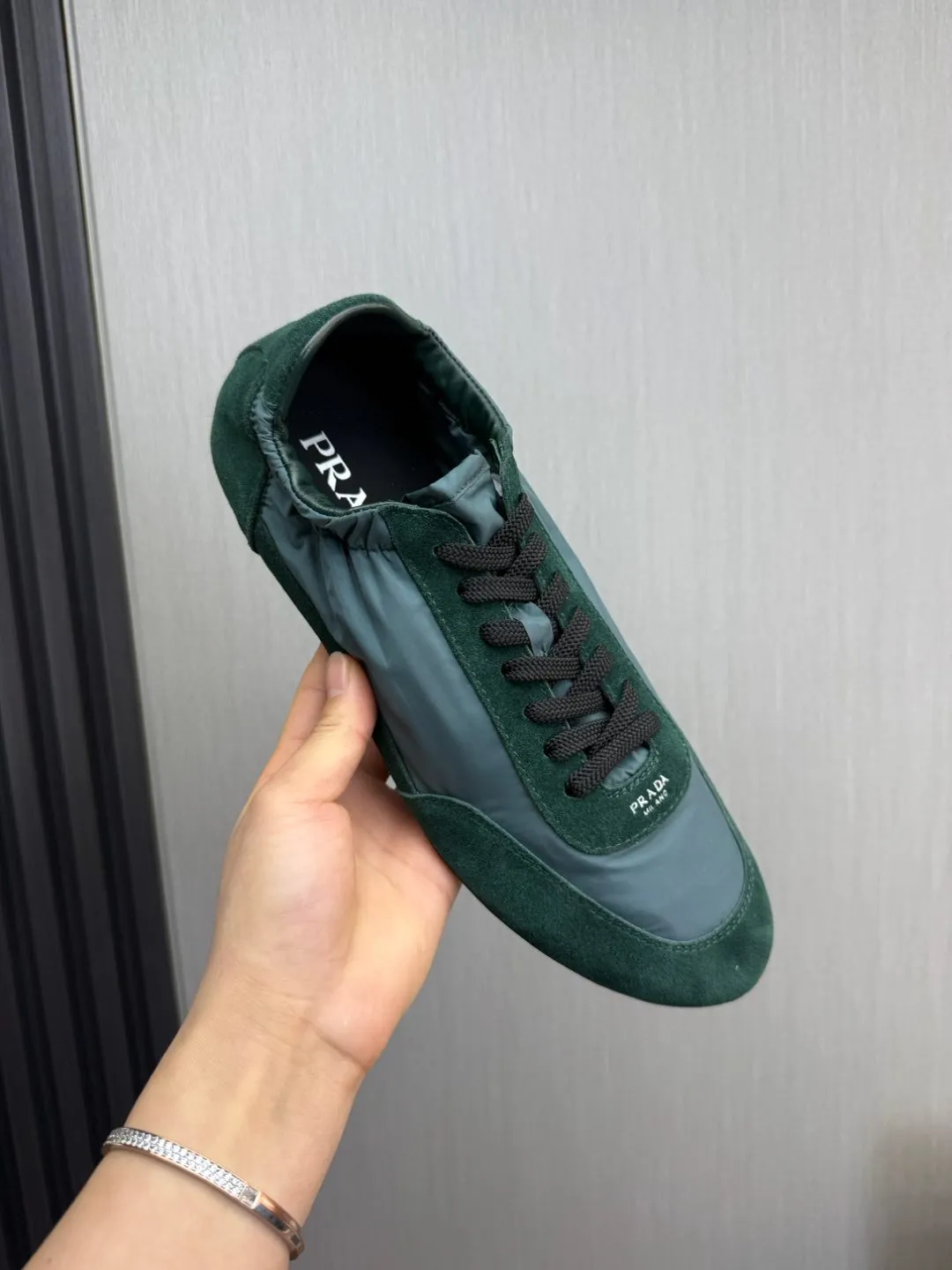 Men's Shoes💰500💰Men's PRADA 2025 Early Spring Collapse New Sports Shoes Moral Training Shoes Collapse's name comes from the fact that it can be easily put on and taken off with bare hands ~ The light and comfortable features create a more relaxed and casual look, and the side elastic design can be worn twice! Super comfortable catwalk sneakers, as thin and light as ballet slippers, as comfortable as sneakers, comfortable and super light on the feet. Fabric: frosted cowhide leather spliced ​​with nylon cloth, cowhide foot pads, men's size 38-45